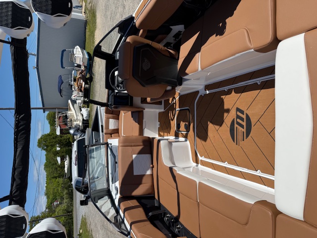 2025 Malibu 23 LSV Icon